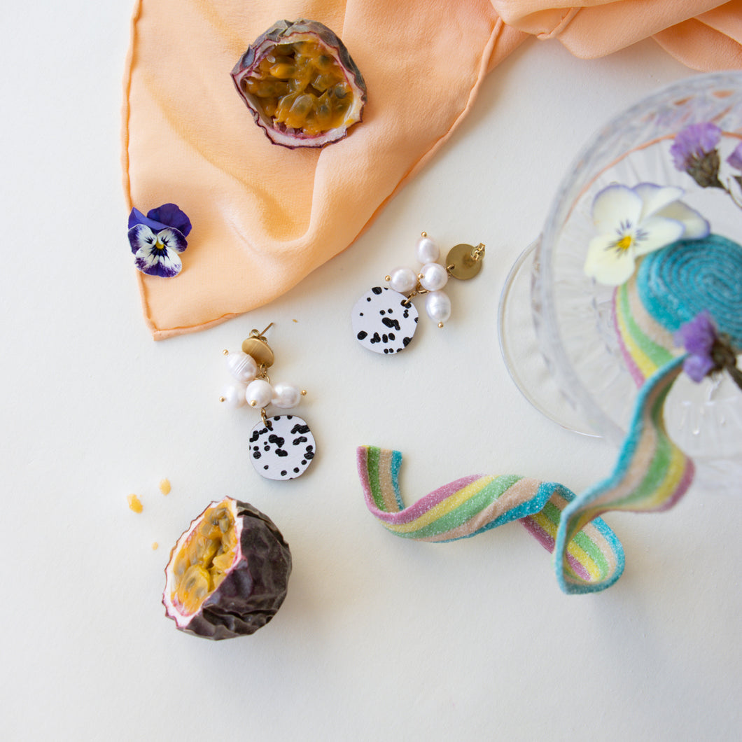 BAILA KORVIKSET - mustavalko/helmi