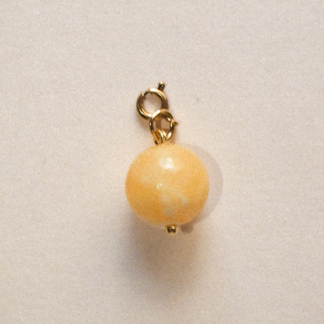 MON BAR - big mango charm (gold)